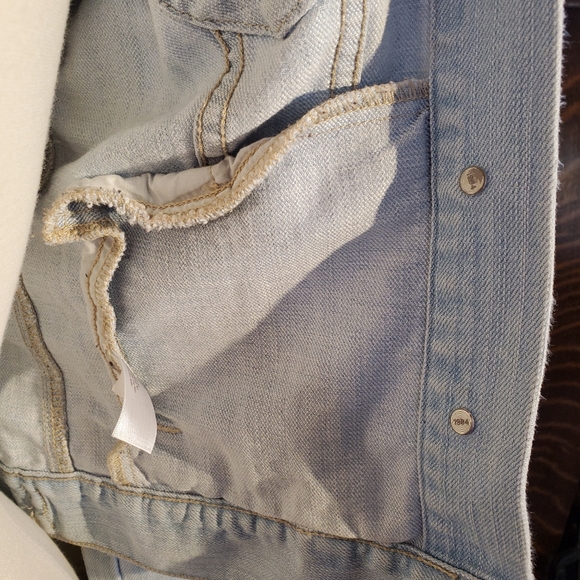 🍂🍁🍂Old Navy light wash jean jacket. X-small.Fall.POCKETS! 2 inside 2 outside. - Picture 10 of 14